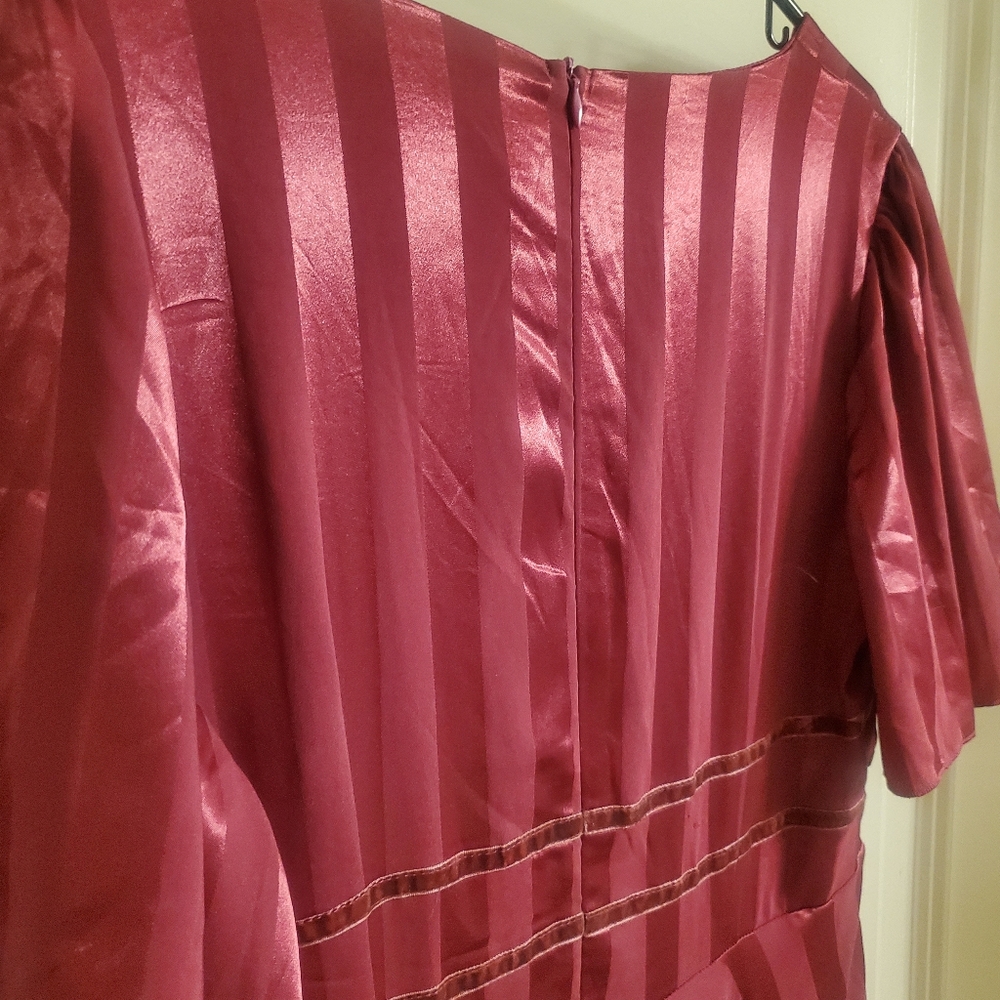 Elegant Burgundy Evening Gown - Picture 3 of 4